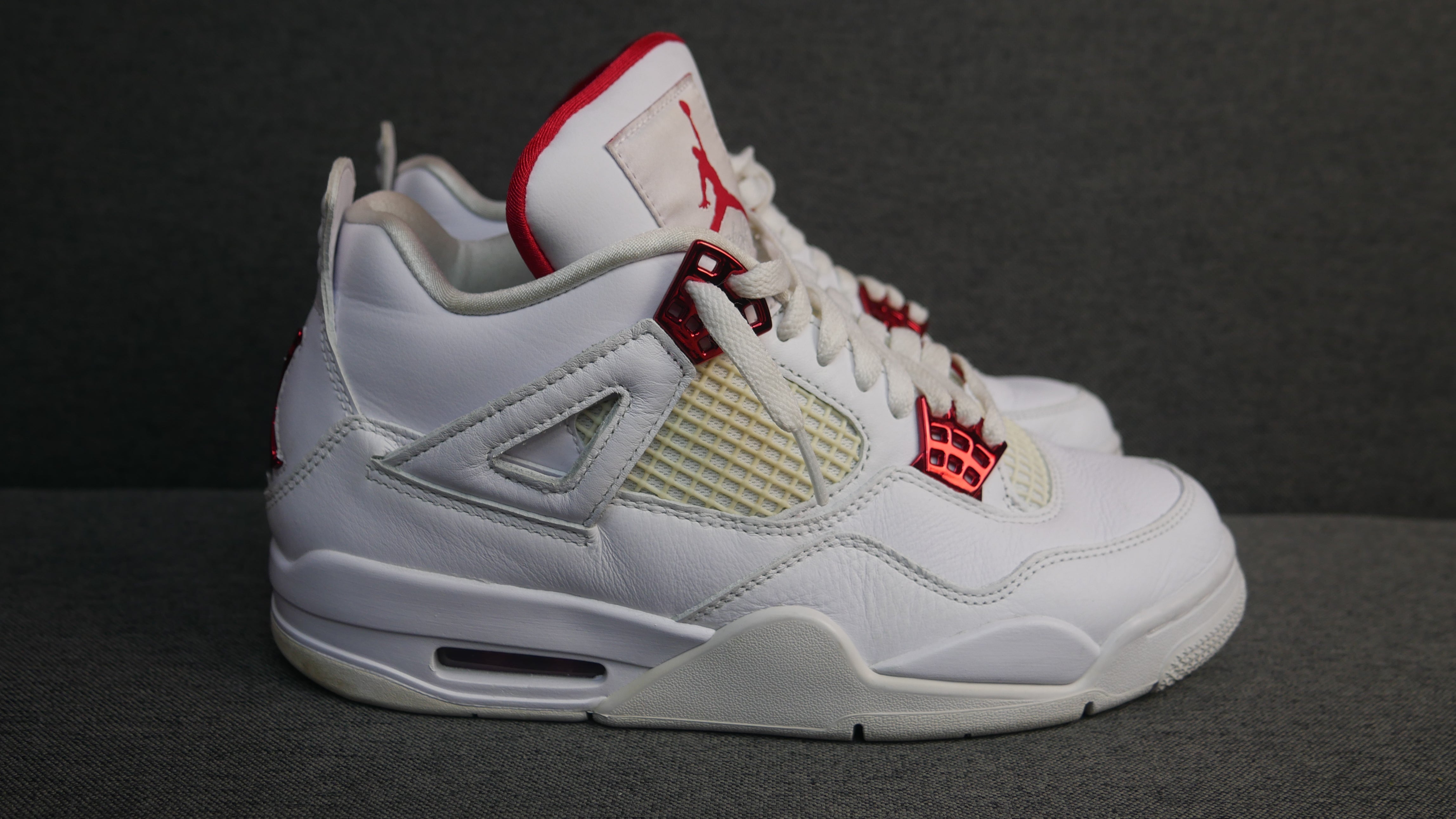 Jordan 4 red metalic -used