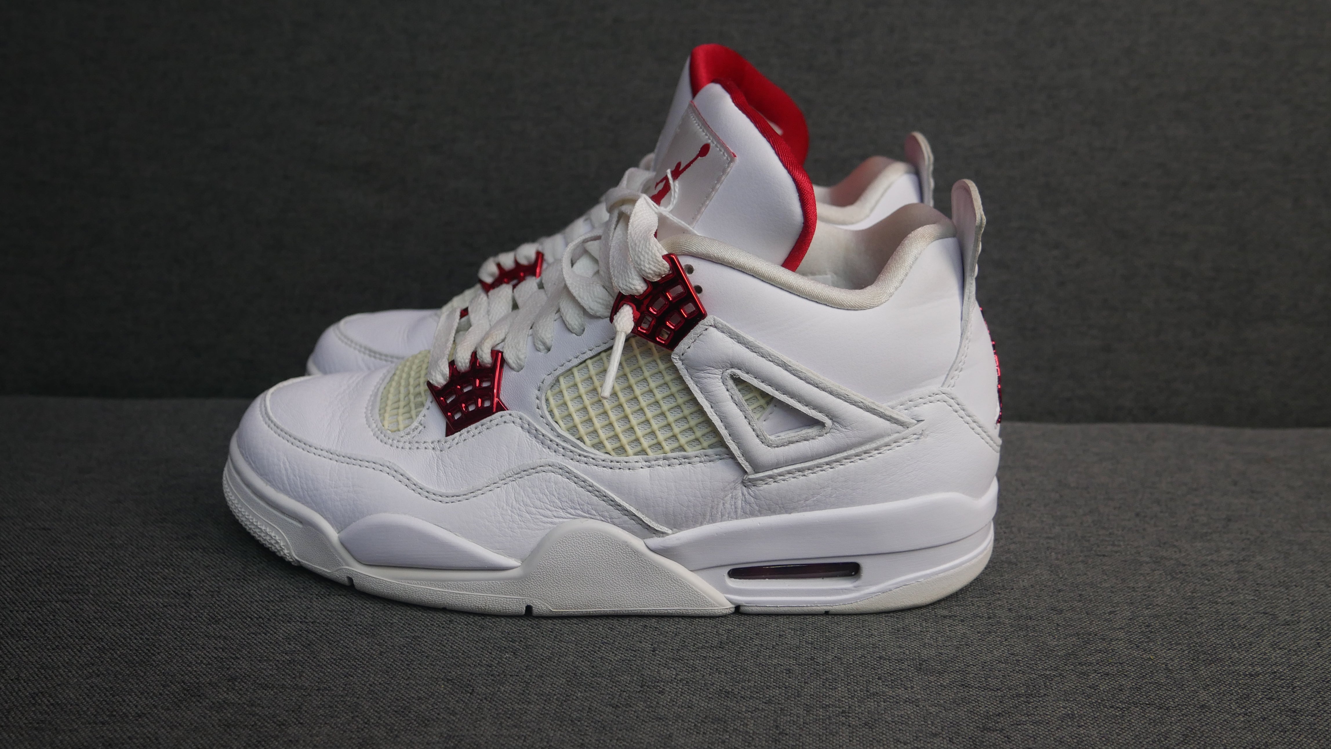 Jordan 4 red metalic -used